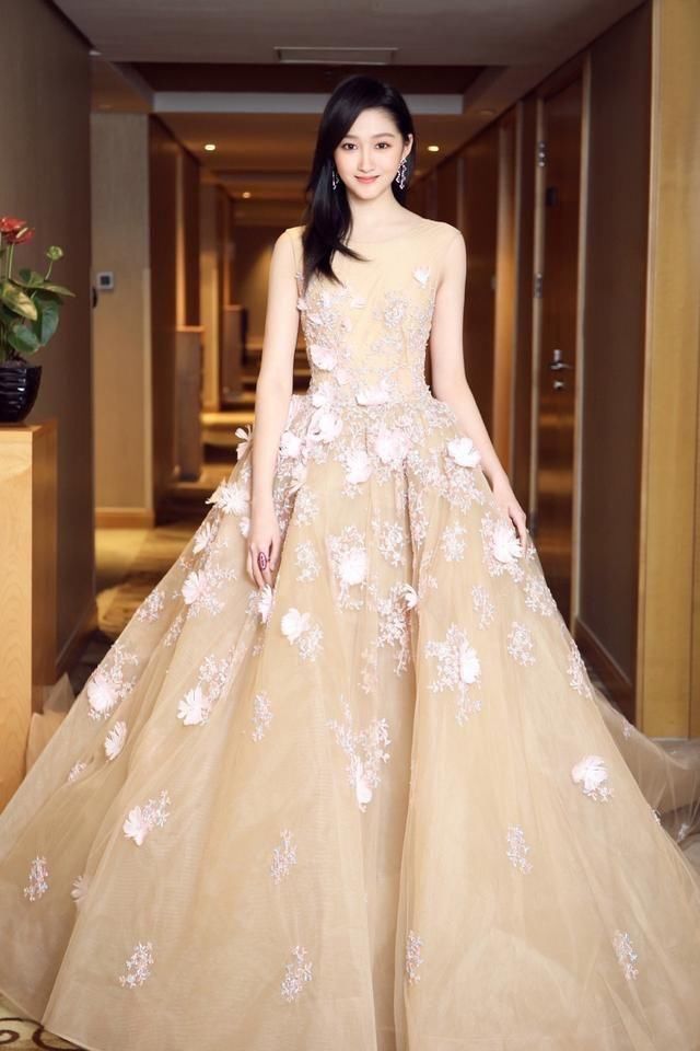 关晓彤终于长开了，裸色礼服女人味爆棚，网友:鹿晗真有眼光