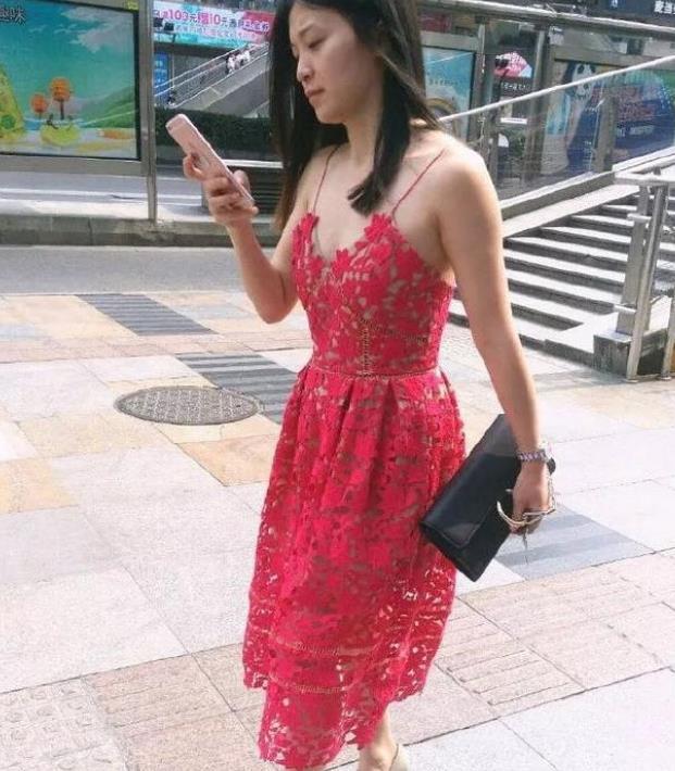  [红色]街拍：窈窕淑女的小姐姐，一条红色的连衣裙，时尚魅力女人味