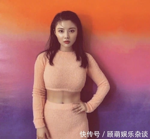 字肩礼裙@身穿露肩灯绒裙大秀性感身材,微胖“大嫂”真有料,被徐冬冬惊艳到了