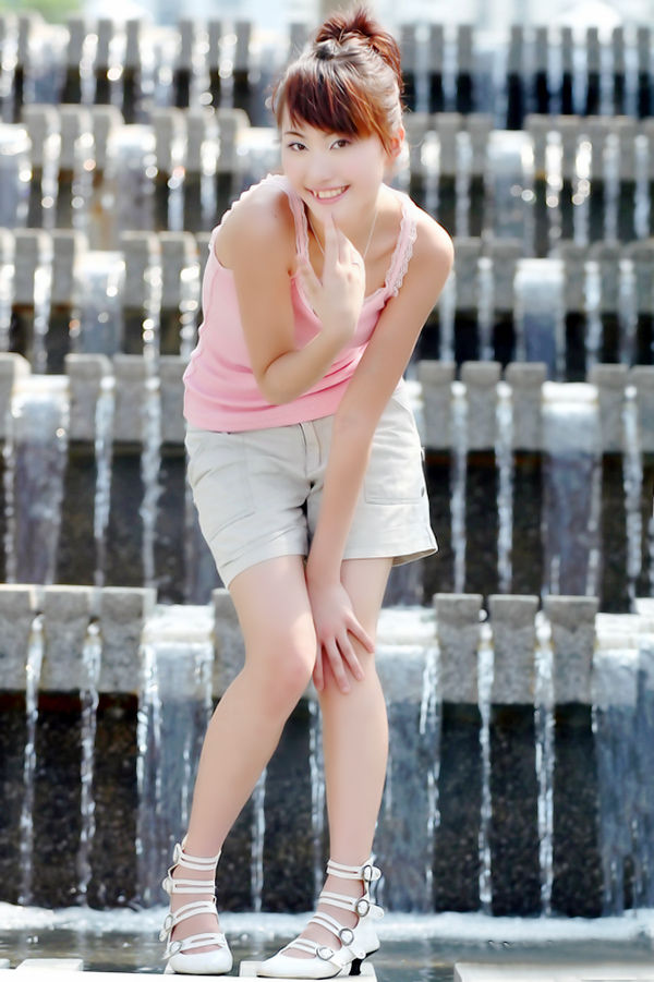 阳光下一个衣着粉色背心的清甜可爱小妹