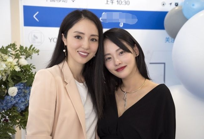 董璇正面怼网友，否认故意删除负面评论，承认过几天返回北京聚会