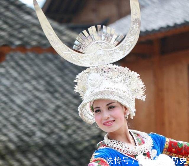 去湘西旅游,如果有苗族美女给你递苗绣,接还是不接