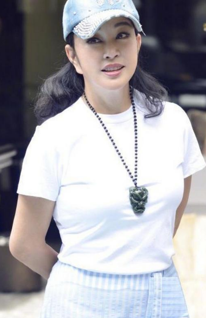 刘晓庆“够狠”，63岁还敢这样穿，网友：这身段只有20多岁吧