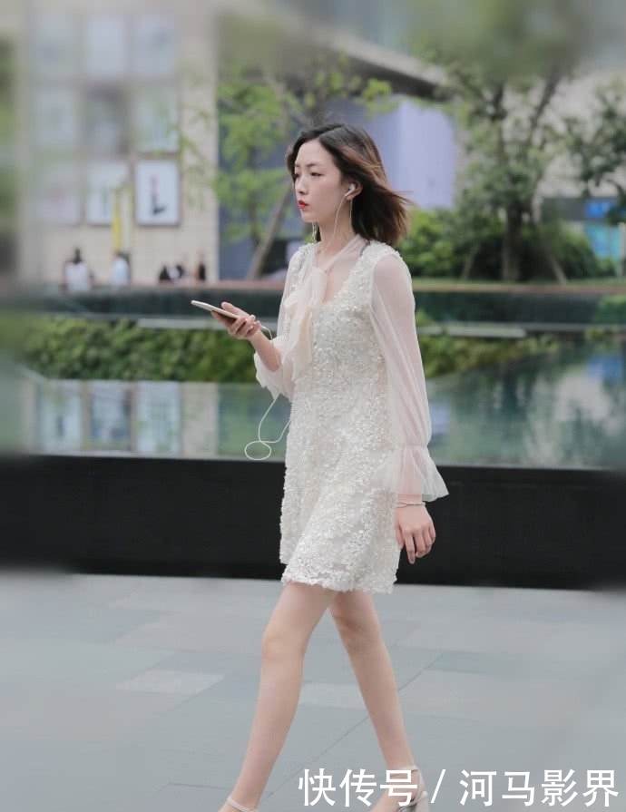 【 勾勒】勾勒出女性黄金比例，尽显女神魅力，街拍：浅色连衣裙穿美女身上