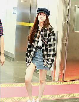 宋祖儿少女感爆棚，机场牛仔短裙狂秀大长腿，网友：看完不淡定了