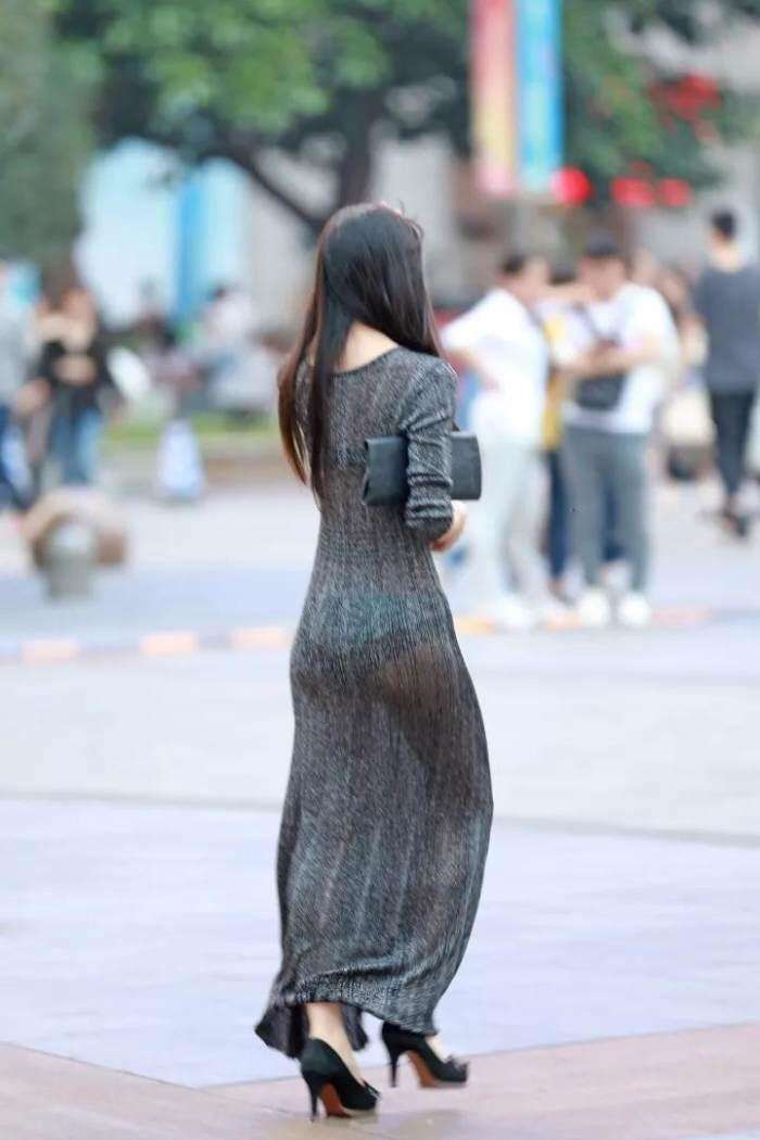街拍: 薄款紧身长裙, 若隐若现吸引男人目光