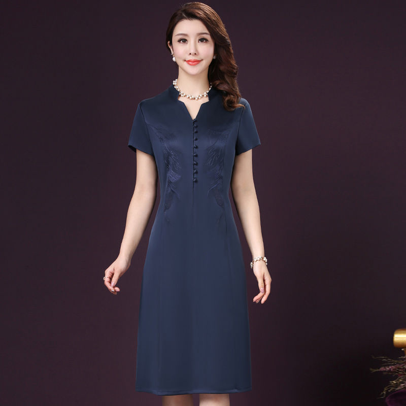 53岁老婆穿这“孔雀绿”秋裙，高贵轻盈巧减龄，没人敢喊:大妈