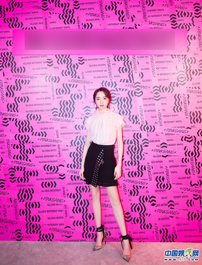 胡冰卿出席时尚活动 演绎甜美酷girl长腿抢镜