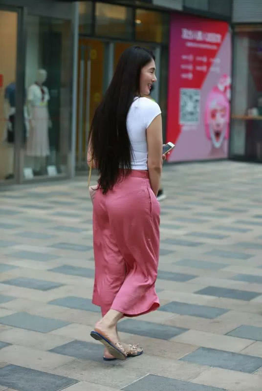 气质小姐姐走路都有这么妖娆的身姿,一点也不在一路人的指指点点