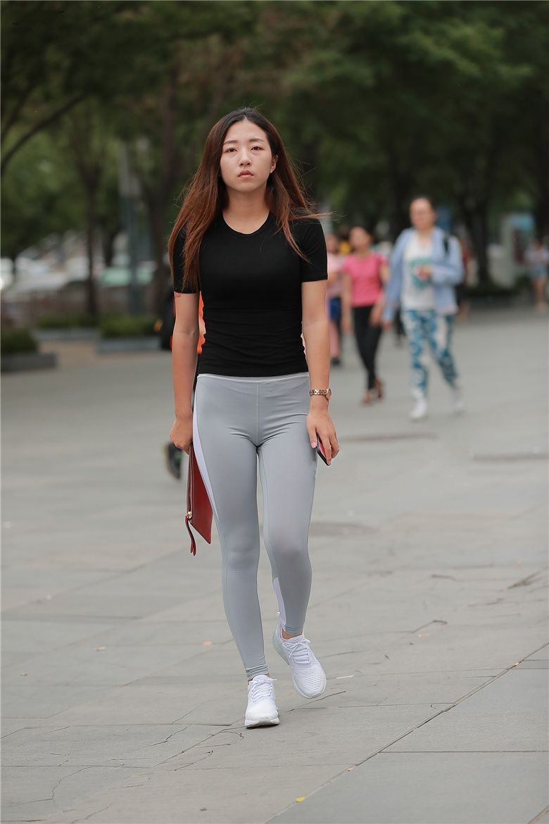 街拍联盟：瑜伽紧身裤的魅力，让她穿出了极致