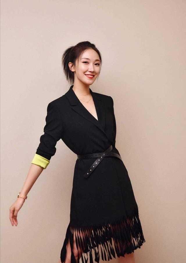  『气质』菅纫姿本就是气质丽人，挑战一条蓝色蛋糕连衣裙，凸显出女神气质