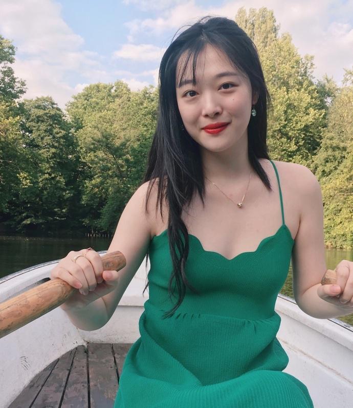 路人街拍，雪莉穿吊带连衣裙出游少女感爆棚 ????