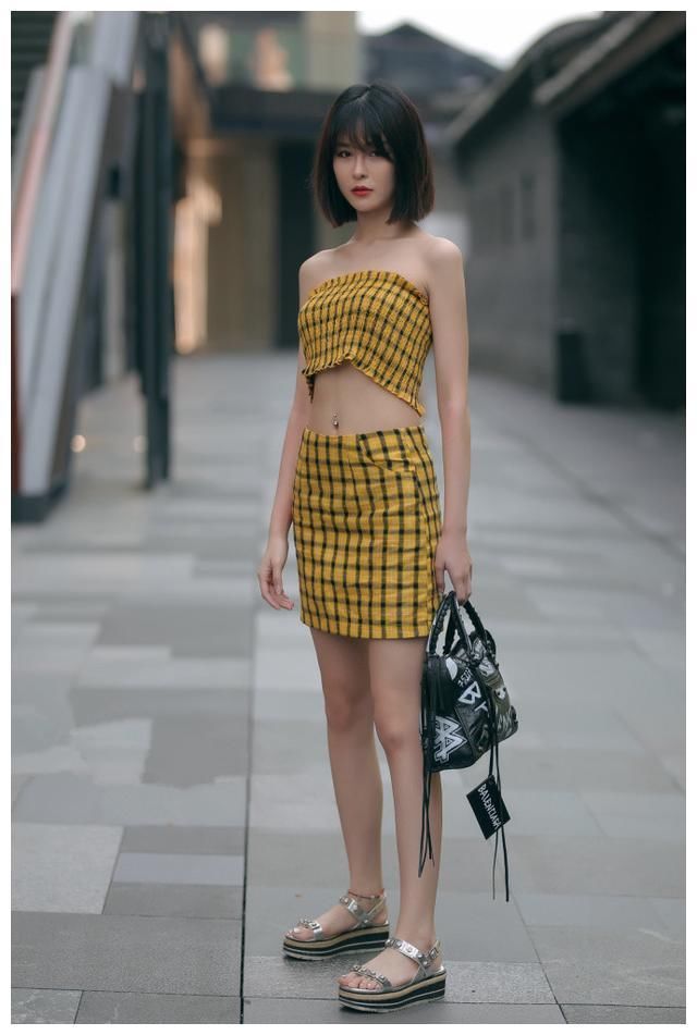 街拍:修身上衣超短裤,逆天的长腿是不是很迷人!
