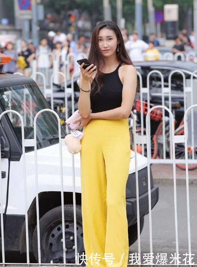 「 打造」性感时尚，打造自己不同的一面，街拍：夺目婀娜的美女