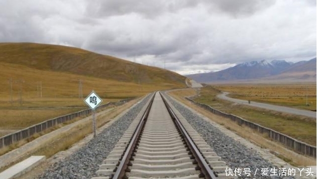青藏铁路仅有一条轨道，两辆火车碰面该怎么办？答案很机智