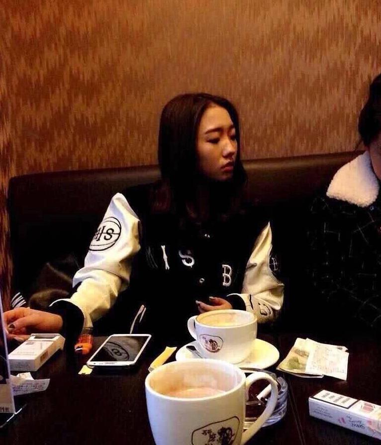 孟美岐16岁抽烟照流出？粉丝晒对比照实力破谣言