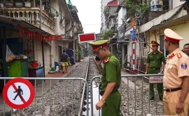 火车轨道成网红景点，轨道边喝咖啡自拍，逼停火车！终于，政府忍