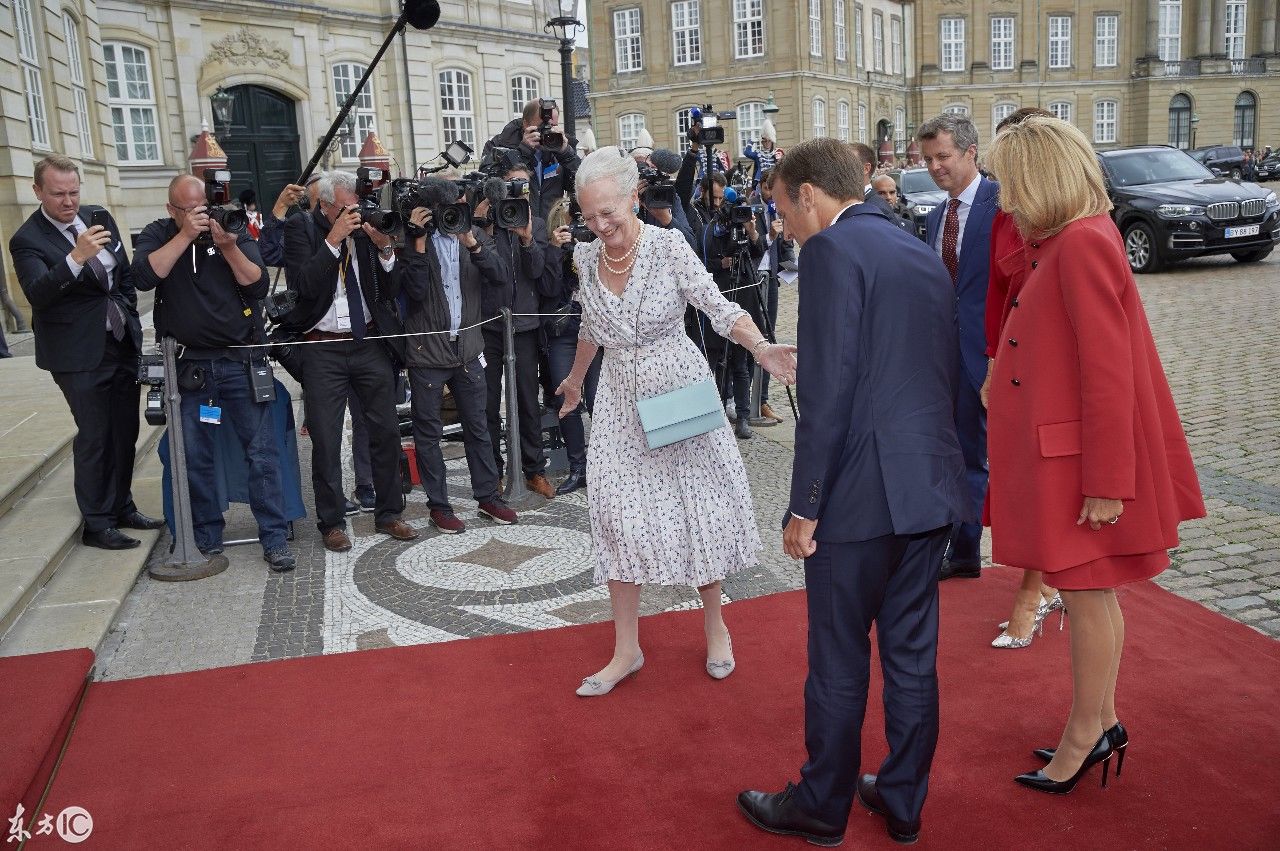 64岁的法国第一夫人，穿了套西装裙，和78岁的丹麦女王合影留念