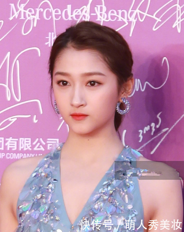 关晓彤穿抹胸裙，上身都快撑爆了，网友：鹿晗功不可没啊！