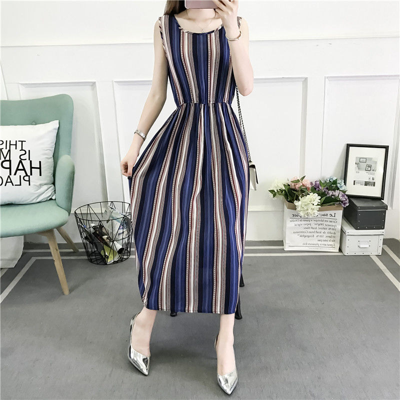 现在的女人去海边不兴穿比基尼,最流行穿这靓眼的“度假裙”呢