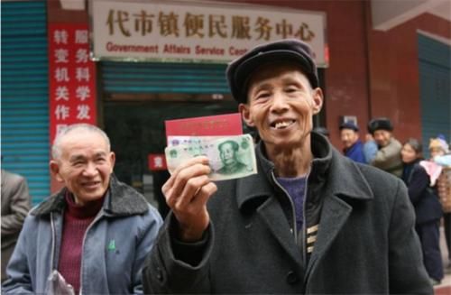  养老金■农村养老保险每年交2000元，缴满15年后，每月能领到多