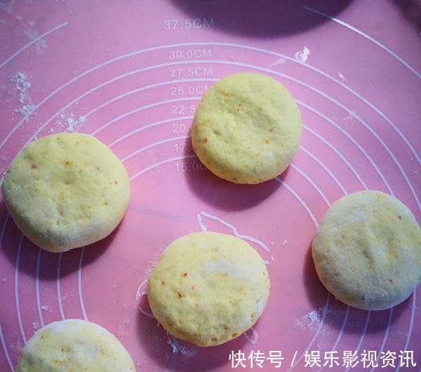  「营养」秋天就爱吃这样的南瓜饼，松软香甜，营养丰富，孩子很爱吃！