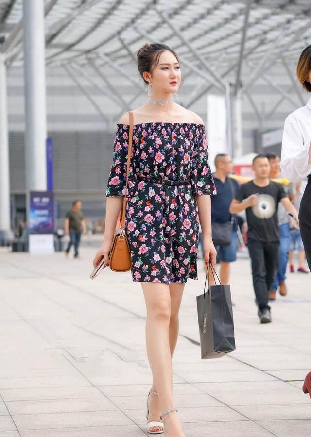 路人街拍，小姐姐时尚的穿搭带有几分妩媚和性感，十分的抢眼