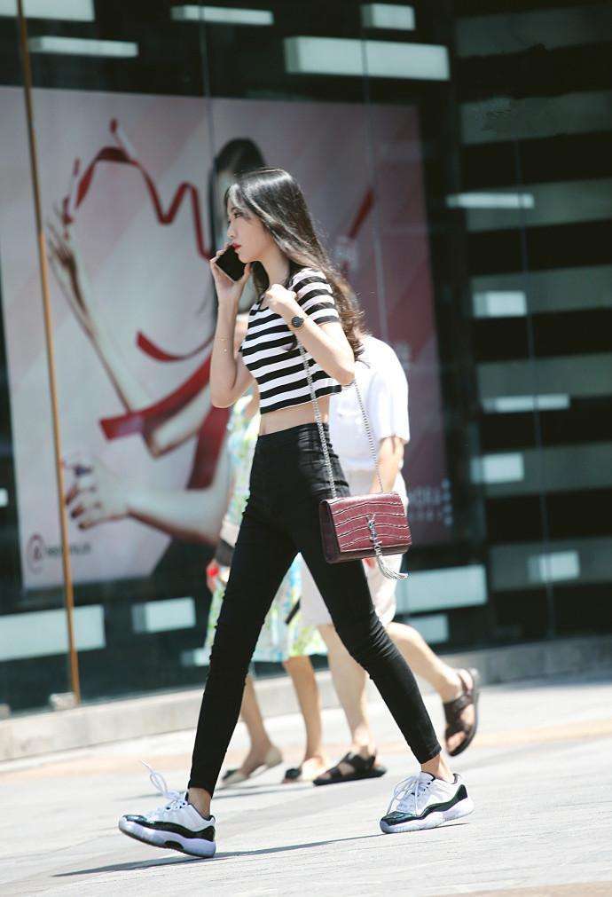 简洁大方的搭配单品, 更能为你增添自信的魅力!