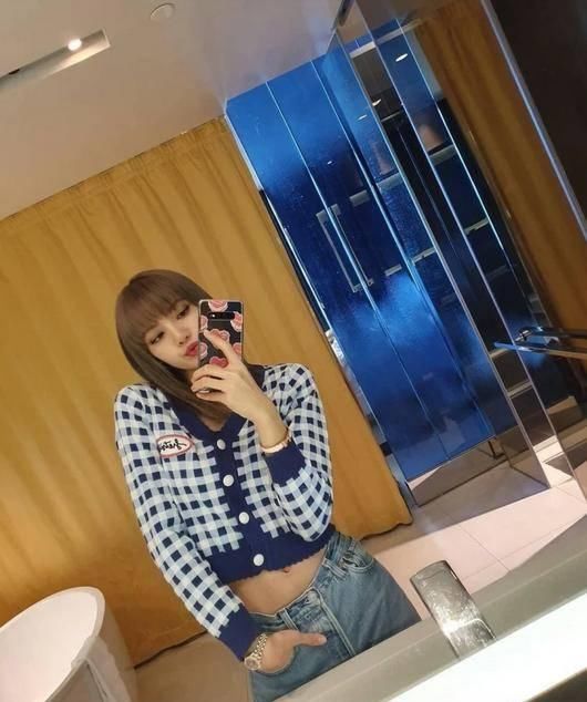  身材：LISA、贝拉为何爱短版外套？再矮也能秒变长腿！长高神器快穿起来