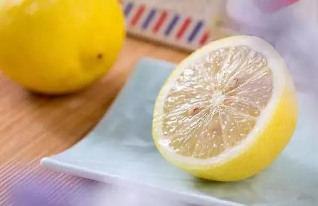 抿嘴后下巴毛孔凸起“白米粒”! 清除用2招就好