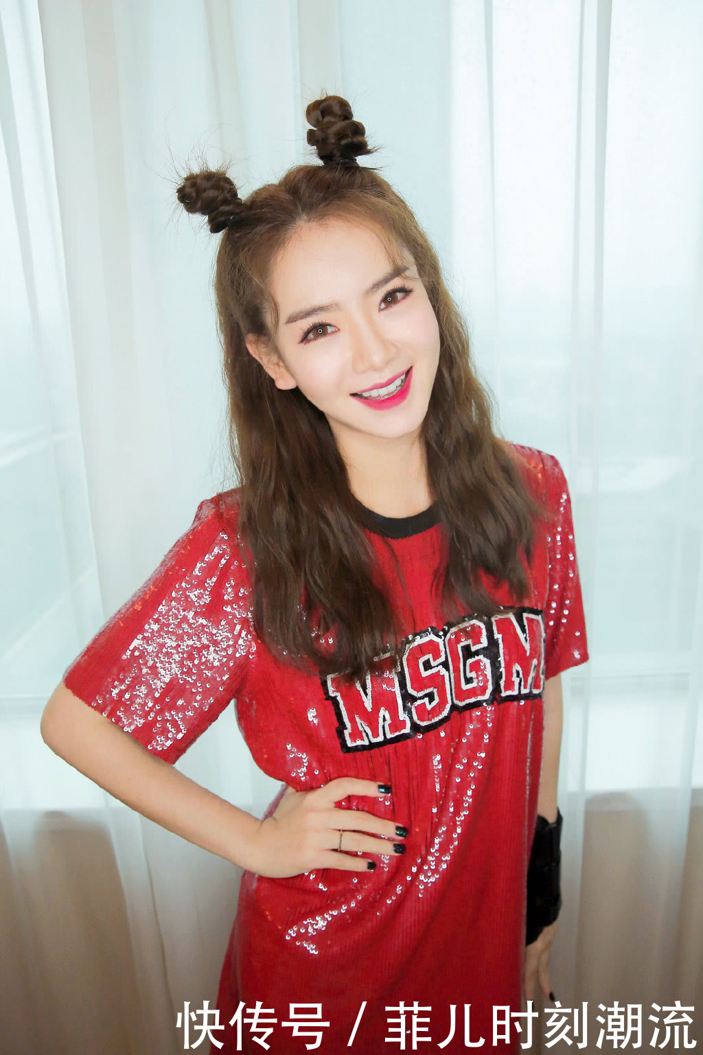 戚薇豁出去了！穿件粉色睡衣就敢上台表演，网友：李承铉快来管管