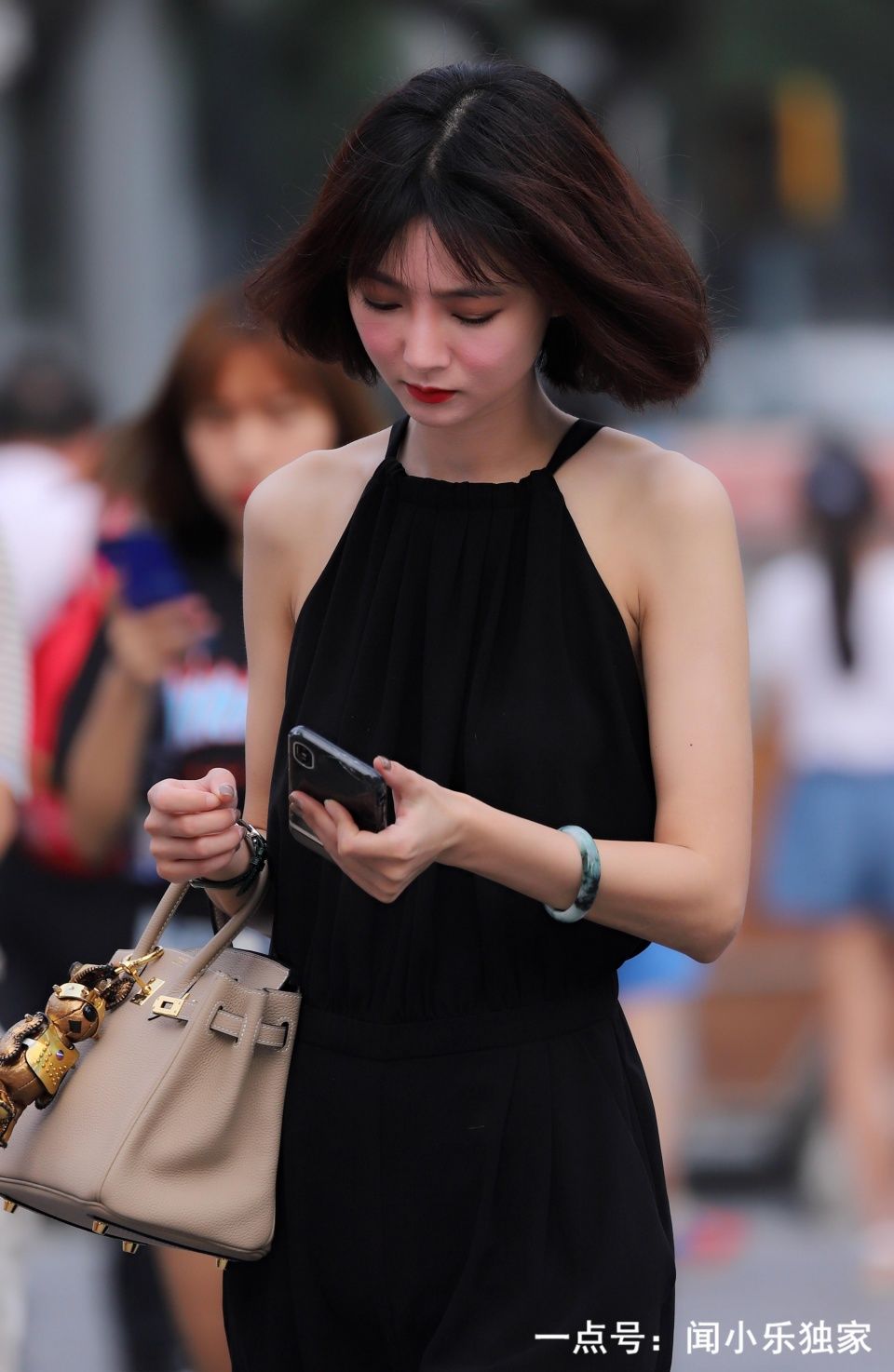 街拍:清新小资范的文静女孩,你喜欢看吗?