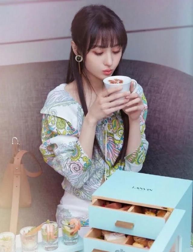 『晕染的面积』见过世面的女人,下眼影不会画太深,郑爽这样画看着像几天没睡