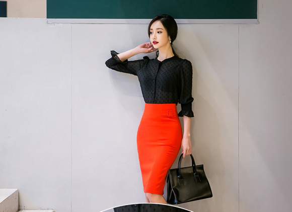 女神孙允珠，黑白斑驳圆点拓花微透轻纺衫