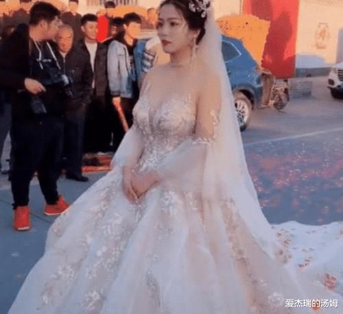 婚纱|“最洋气新娘”出现了!穿“无痕暗纹婚纱”魅力无限,网友都移不开眼睛