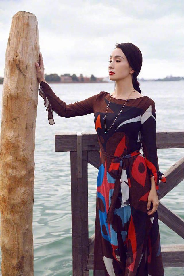 陶虹远赴威尼斯,46岁的衣服穿出初恋感,难怪徐峥爱她十年如一日