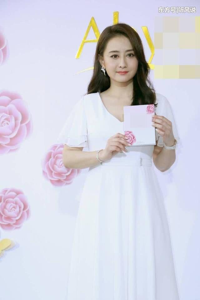 44岁陈德容穿白裙惊艳全场，少女气质依旧，真不愧是琼瑶剧始祖
