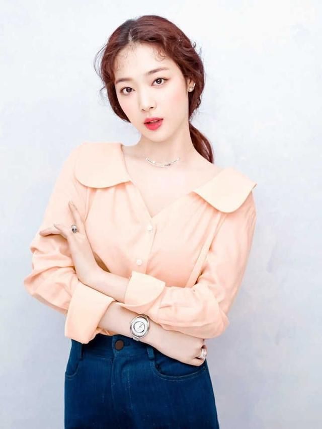 崔雪莉穿衣似乎忘了“内搭”就秀自拍，网友:小姐姐身材好又大胆