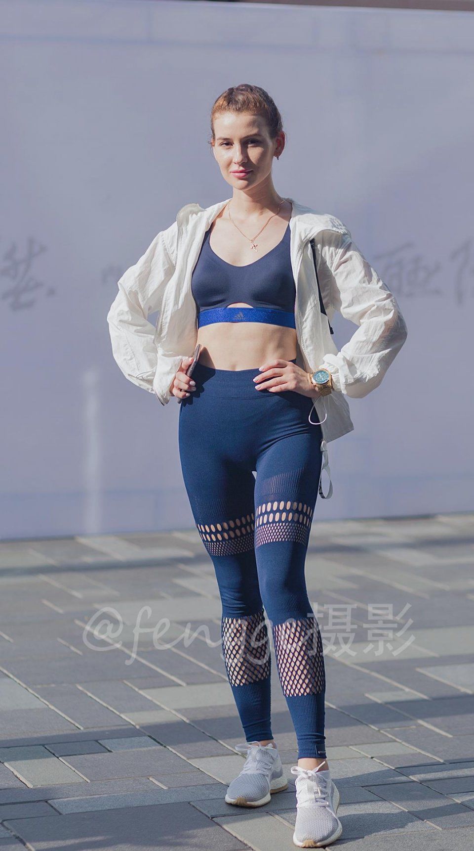 街拍:偶遇健身服版金刚芭比，穿搭时尚颜值高，网友赞叹太美了