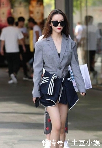  #女人味#俏丽性感的美女街拍知性美丽的小姐姐，带来增添时尚女人味