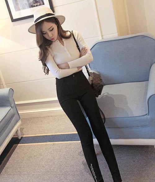 珠光宝气的紧身打底裤美女，凹凸有致的身材走在路上十分吸睛！