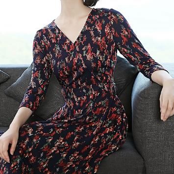 7号就立秋了！女人别穿太花，试试这款“秋裙”，漂亮好穿又美嫩