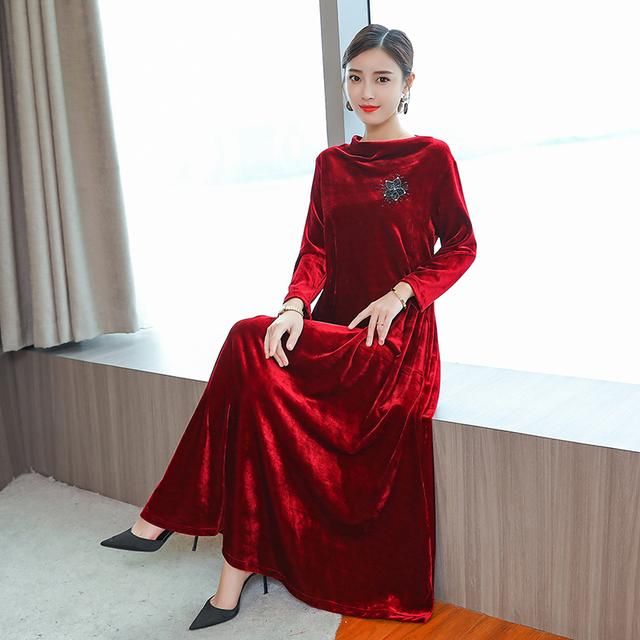 “樱桃红”秋裙，一早上新了！款式美过旗袍，尽显女人的高贵风采