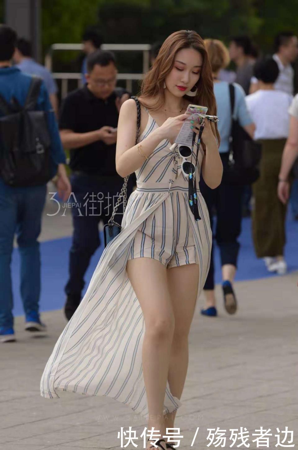 『 连体』衬托颜值气质都非常好，街拍：小姐姐穿条纹连体裤走路生风
