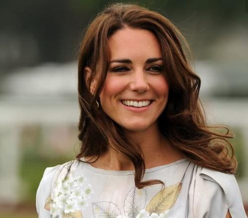 凯特王妃又瘦了，穿波点连衣裙显韵味，连威廉王子都挪不开眼睛