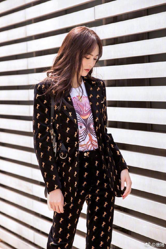 唐嫣真厉害! 穿的吊带裙空荡荡的 网友: 这尺寸没得遮太小了!