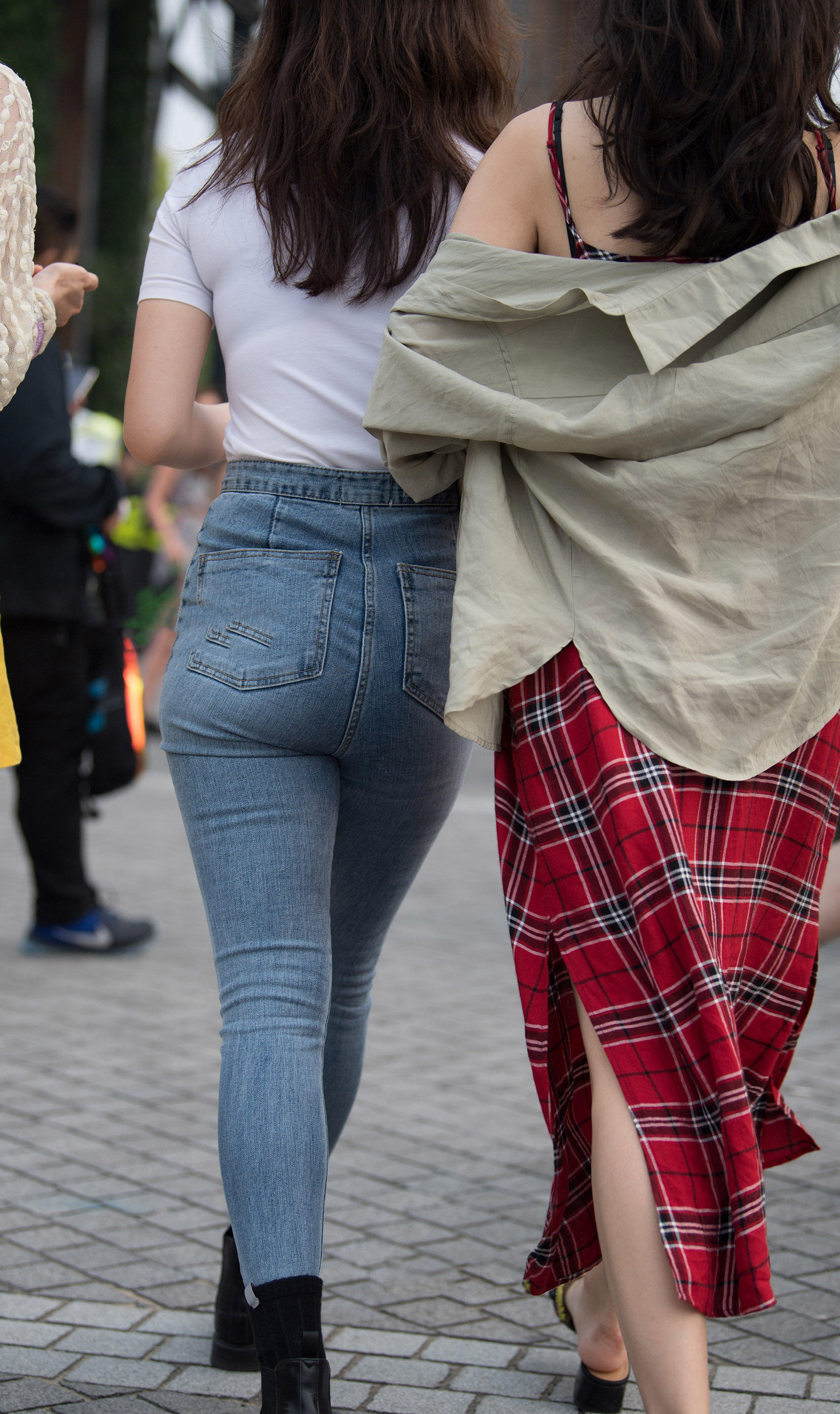 知性小姐姐蓝色的紧身裤，那饱满的好身材给修饰的很好，不失帅气