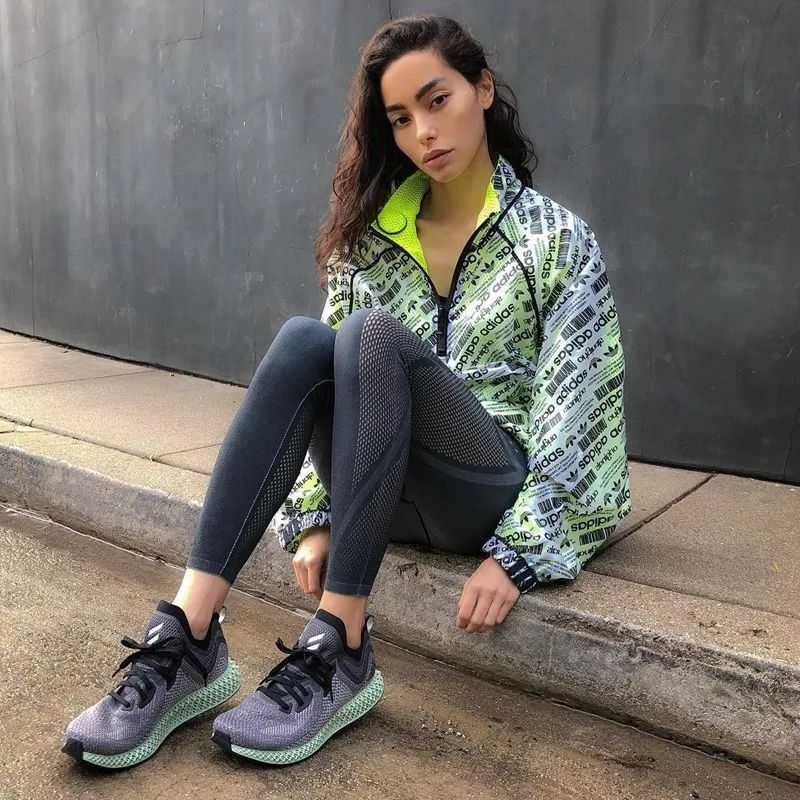 Yeezy、OW x AJ1 齐亮相，看看女神们最近又上脚了什么鞋!