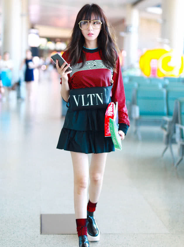 张天爱现身机场，发型转变，网友:想知道谁给她做得头发!