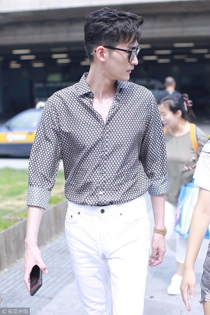 被演艺事业耽误的男模！张翰2米长腿完美驾驭白色长裤  戴墨镜低